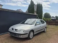 Gebraucht Renault Mégane Authentique 95 PS (69 kW) 2000 Silber (metallic) Limousine