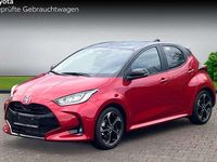 Neu Toyota Yaris Hybrid Plus 131 PS (96 kW) 2025 Karminarot/schwarz Limousine