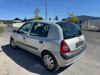 Używany Renault Clio II Authentique 58 KM (42 kW) 2004 Srebrny Sedan/Limuzyna