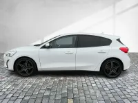 Używany Ford Focus Trend 101 KM (74 kW) 2018 Biały Sedan/Limuzyna