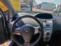 Gebraucht Toyota Yaris 69 PS (50 kW) 2005 Silber Limousine