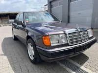 Używany Mercedes E230 132 KM (97 kW) 1991 Niebieski Sedan/Limuzyna