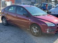 Gebraucht Ford Focus Ghia 116 PS (85 kW) 2005 Rot Limousine