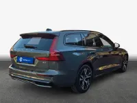 Gebraucht Volvo V60 Plus 197 PS (144 kW) 2025 Forest lake metallic Kombi