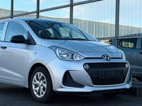 Gebraucht Hyundai i10 Basis 67 PS (49 kW) 2017 Silber Kleinwagen