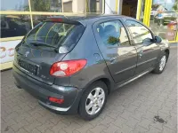 Gebraucht Peugeot 206+ Basis 68 PS (50 kW) 2012 Grau Kleinwagen