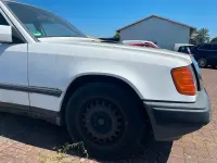 Gebraucht Mercedes E260 161 PS (118 kW) 1987 Weiß Limousine