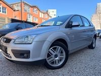 Gebraucht Ford Focus Ghia 101 PS (74 kW) 2005 Silber Limousine