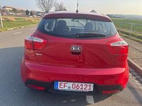 Gebraucht Kia Rio Attract 86 PS (63 kW) 2013 Rot Limousine