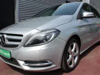 Gebraucht Mercedes B180 Sport 122 PS (89 kW) 2014 Silber Van / Kleinbus