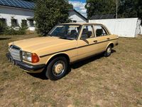 Gebraucht Mercedes E230 136 PS (100 kW) 1980 Gelb Limousine