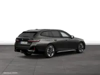 Gebraucht BMW 550e 489 PS (359 kW) 2026 Sophistograu brillanteffekt metallic Kombi