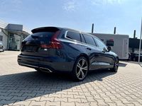 Gebraucht Volvo V60 Plus 455 PS (334 kW) 2022 Denim blue / metallic Kombi