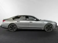 Gebraucht BMW M760e M Sport 571 PS (419 kW) 2025 Bmw individual frozen pure grey metallic Limousine