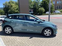 Gebraucht Hyundai i20 Select 101 PS (74 kW) 2025 Mangrove green Limousine