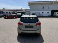 Gebraucht Kia Carens 135 PS (99 kW) 2013 Silber Van / Kleinbus