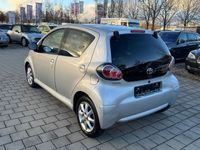 Gebraucht Toyota Aygo 68 PS (50 kW) 2011 Silber Kleinwagen