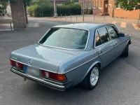 Gebraucht Mercedes E230 136 PS (100 kW) 1984 Blau Limousine