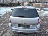 Używany Opel Astra 110 KM (80 kW) 2010 Srebrny Sedan/Limuzyna