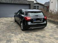 Gebraucht Mercedes A180 Urban 122 PS (89 kW) 2015 Schwarz Limousine