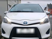 Gebraucht Toyota Yaris Hybrid 75 PS (55 kW) 2013 Weiß Kleinwagen
