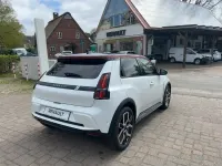 Neu Renault 5 E-Tech Komfort 110 kW (150 PS) 2026 Perlmuttweiß mit dach in Limousine