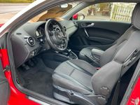 Gebraucht Audi A1 Ambiente 105 PS (77 kW) 2011 Rot Kleinwagen