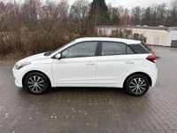 Gebraucht Hyundai i20 75 PS (55 kW) 2016 Weiß Kleinwagen
