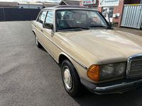 Gebraucht Mercedes E230 136 PS (100 kW) 1983 Gelb Limousine