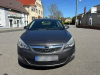 Używany Opel Astra Design Edition 101 KM (74 kW) 2011 Czarny Sedan/Limuzyna