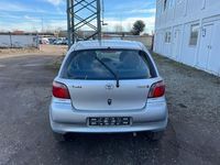 Gebraucht Toyota Yaris Sol 86 PS (63 kW) 2000 Silber Limousine