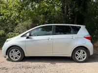 Gebraucht Toyota Verso-S 90 PS (66 kW) 2012 Silber Van / Kleinbus