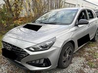 Gebraucht Hyundai i30 Edition 30 120 PS (88 kW) 2022 Shimmering silver / met Limousine