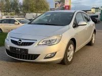 Usata Opel Astra 165 CV (121 kW) 2011 Argento Berlina