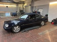 Gebraucht Mercedes E220 150 PS (110 kW) 1996 Blau Cabrio
