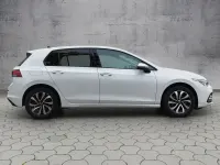 Gebraucht VW Golf VIII Active 131 PS (96 kW) 2021 Oryxweiß perlmutteffekt Limousine