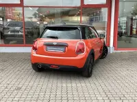 Gebraucht Mini Cooper 136 PS (100 kW) 2019 Solaris orange metallic Kleinwagen