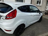 Gebraucht Ford Fiesta Trend 82 PS (60 kW) 2010 Weiß Kleinwagen