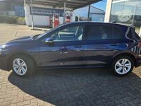 Gebraucht VW Golf VIII Life 131 PS (96 kW) 2023 Atlantic blue metallic Limousine