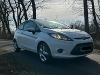 Gebraucht Ford Fiesta 60 PS (44 kW) 2010 Weiß Kleinwagen