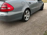 Gebraucht Mercedes E200 163 PS (119 kW) 2004 Blau Limousine
