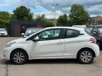 Gebraucht Peugeot 208 Access 68 PS (50 kW) 2013 Weiß Kleinwagen