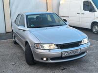 Second-hand Opel Vectra 101 CP (74 kW) 2002 Argintiu Berlinǎ
