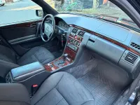 Second-hand Mercedes E240 170 CP (125 kW) 1998 Albastru Berlinǎ