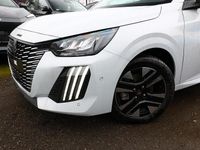 Neu Peugeot 208 Allure 101 PS (74 kW) 2025 Okenit weiß metallic Kleinwagen
