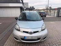 Gebraucht Toyota Aygo 68 PS (50 kW) 2011 Silber Kleinwagen
