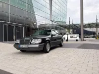 Gebraucht Mercedes E220 150 PS (110 kW) 1994 Schwarz Limousine