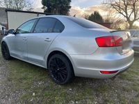 Second-hand VW Jetta 105 CP (77 kW) 2011 Argintiu Berlinǎ