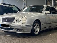 Second-hand Mercedes E220 145 CP (106 kW) 2001 Argintiu Berlinǎ