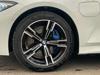 Gebraucht BMW 330e Comfort Edition 292 PS (214 kW) 2025 Alpinweiß uni Kombi